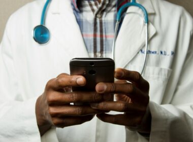 Saúde digital cresce no Brasil com investimentos e maior adesão da população / Foto: National Cancer Institute / Unsplash