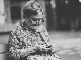 Instituto de Longevidade lança websérie para ajudar pessoas 50+ a navegarem com mais segurança no mundo digital / Foto: Joseph Chan / Unsplash