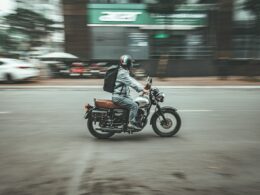 Motoboys de aplicativos: conheça as opções de seguros para quem deseja explorar a modalidade / Foto: Giang Nguyen / Unsplash