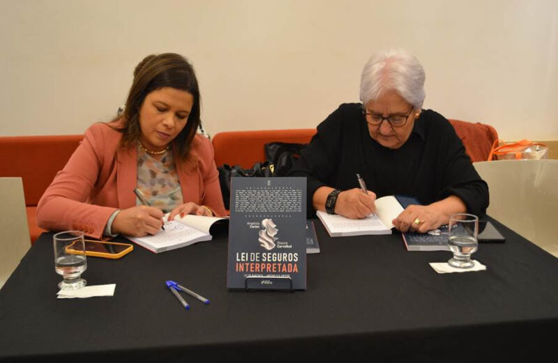 Glauce Carvalhal, diretora Jurídica da Confederação Nacional das Seguradoras (CNseg), e Angélica Carlini, professora da Escola de Negócios e Seguros (ENS), coordenadoras do livro “Lei de Seguros Interpretada” / Foto: Divulgação