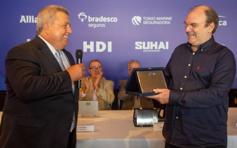 Luiz Philipe Baeta Neves(E), presidente da Aconseg-RJ e reitor da Universidade Aconseg e Wagner Attina (D), decano da Universidade, durante evento no Rio, em 2024 / Foto: Rafael Wallace / Divulgação