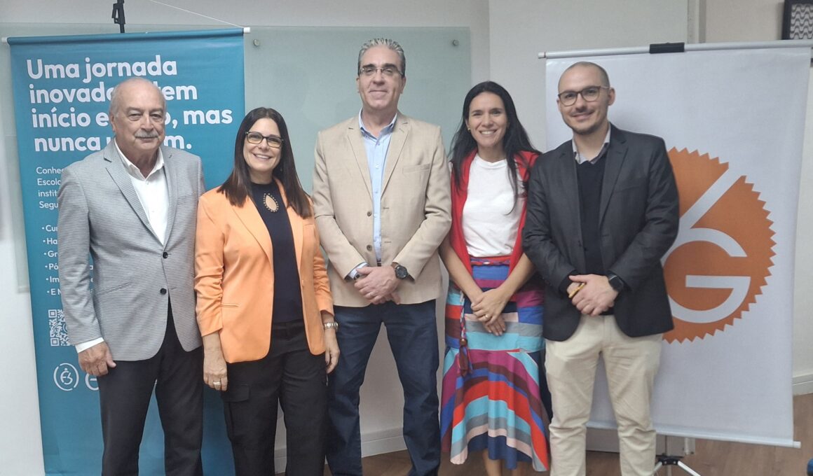 Da esquerda para a direita: Ênio Miraglia, diretor social do CVG-RJ; Sonia Marra, diretora adjunta do CVG-RJ; Eduardo Gama, professor da ENS; Janice Couto, coordenadora comercial da ENS; Marcos Salum, diretor de relações com o mercado do CVG-SP / Foto: Divulgação