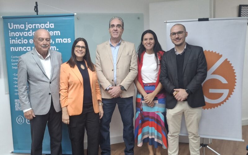 Da esquerda para a direita: Ênio Miraglia, diretor social do CVG-RJ; Sonia Marra, diretora adjunta do CVG-RJ; Eduardo Gama, professor da ENS; Janice Couto, coordenadora comercial da ENS; Marcos Salum, diretor de relações com o mercado do CVG-SP / Foto: Divulgação