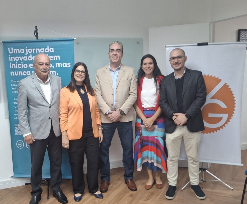 Da esquerda para a direita: Ênio Miraglia, diretor social do CVG-RJ; Sonia Marra, diretora adjunta do CVG-RJ; Eduardo Gama, professor da ENS; Janice Couto, coordenadora comercial da ENS; Marcos Salum, diretor de relações com o mercado do CVG-SP / Foto: Divulgação
