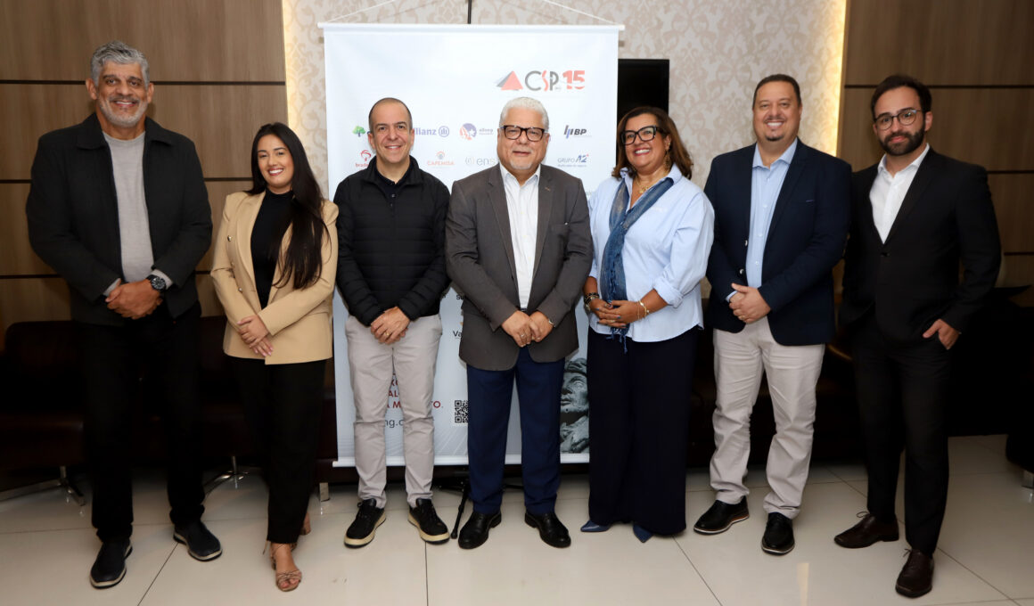 Maurício Tadeu Barros Morais (diretor do CSP-MG), Priscilla Alves de Deus (gerente de Relacionamento da C6 Seg), Bruno Leão (gerente da sucursal Minas Gerais da Porto), João Paulo Moreira de Mello (presidente do CSP-MG), Roberta Prata (gerente regional da Seguros Sura em Minas Gerais), Mário Mendonça (sócio-diretor da Solidus Administradora) e João Neto (superintendente comercial da MAG Seguros) / Foto: Arnaldo Athayde / Divulgação