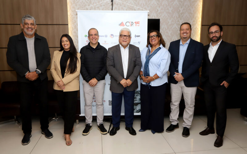 Maurício Tadeu Barros Morais (diretor do CSP-MG), Priscilla Alves de Deus (gerente de Relacionamento da C6 Seg), Bruno Leão (gerente da sucursal Minas Gerais da Porto), João Paulo Moreira de Mello (presidente do CSP-MG), Roberta Prata (gerente regional da Seguros Sura em Minas Gerais), Mário Mendonça (sócio-diretor da Solidus Administradora) e João Neto (superintendente comercial da MAG Seguros) / Foto: Arnaldo Athayde / Divulgação