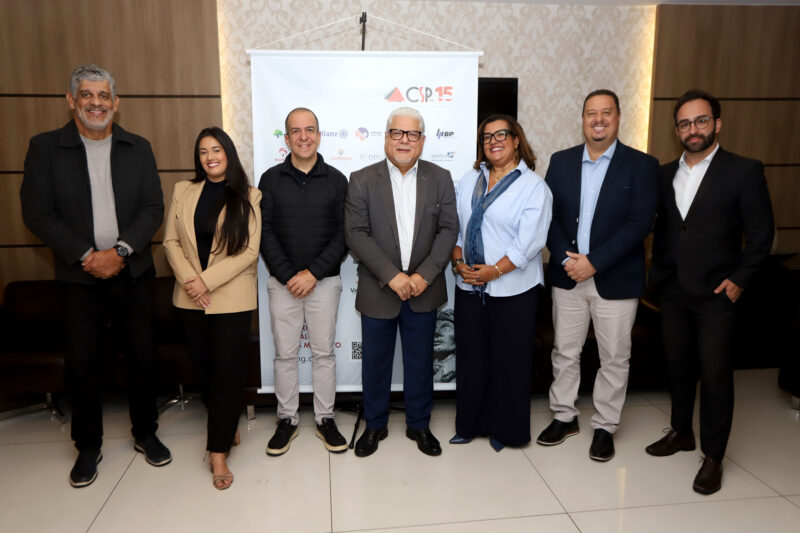 Maurício Tadeu Barros Morais (diretor do CSP-MG), Priscilla Alves de Deus (gerente de Relacionamento da C6 Seg), Bruno Leão (gerente da sucursal Minas Gerais da Porto), João Paulo Moreira de Mello (presidente do CSP-MG), Roberta Prata (gerente regional da Seguros Sura em Minas Gerais), Mário Mendonça (sócio-diretor da Solidus Administradora) e João Neto (superintendente comercial da MAG Seguros) / Foto: Arnaldo Athayde / Divulgação