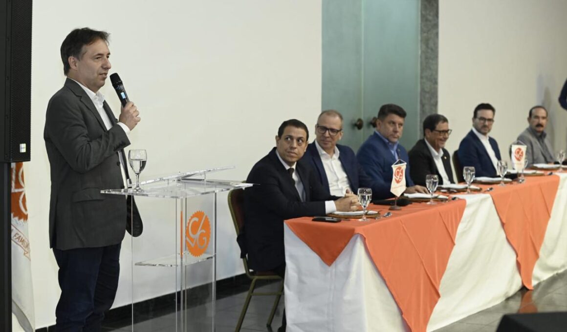 Denis Morais, presidente da Fenacap; Marcelo Rocha, assessor do presidente da ENS; José Pires, diretor-presidente da Bradesco Capitalização; Octávio Perissé, presidente do Conselho Consultivo do CVG-RJ; Edson Calheiros, presidente do CVG-RJ; Luciano Graneto Vieira, diretor-presidente da Kovr Capitalização e Jorge Andrade, presidente da CAPEMISA Capitalização / Foto: Edilson Barbosa / Divulgação