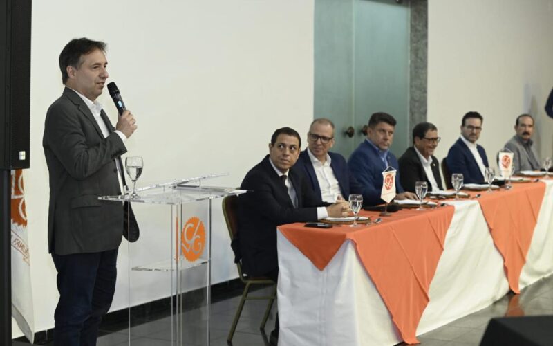 Denis Morais, presidente da Fenacap; Marcelo Rocha, assessor do presidente da ENS; José Pires, diretor-presidente da Bradesco Capitalização; Octávio Perissé, presidente do Conselho Consultivo do CVG-RJ; Edson Calheiros, presidente do CVG-RJ; Luciano Graneto Vieira, diretor-presidente da Kovr Capitalização e Jorge Andrade, presidente da CAPEMISA Capitalização / Foto: Edilson Barbosa / Divulgação