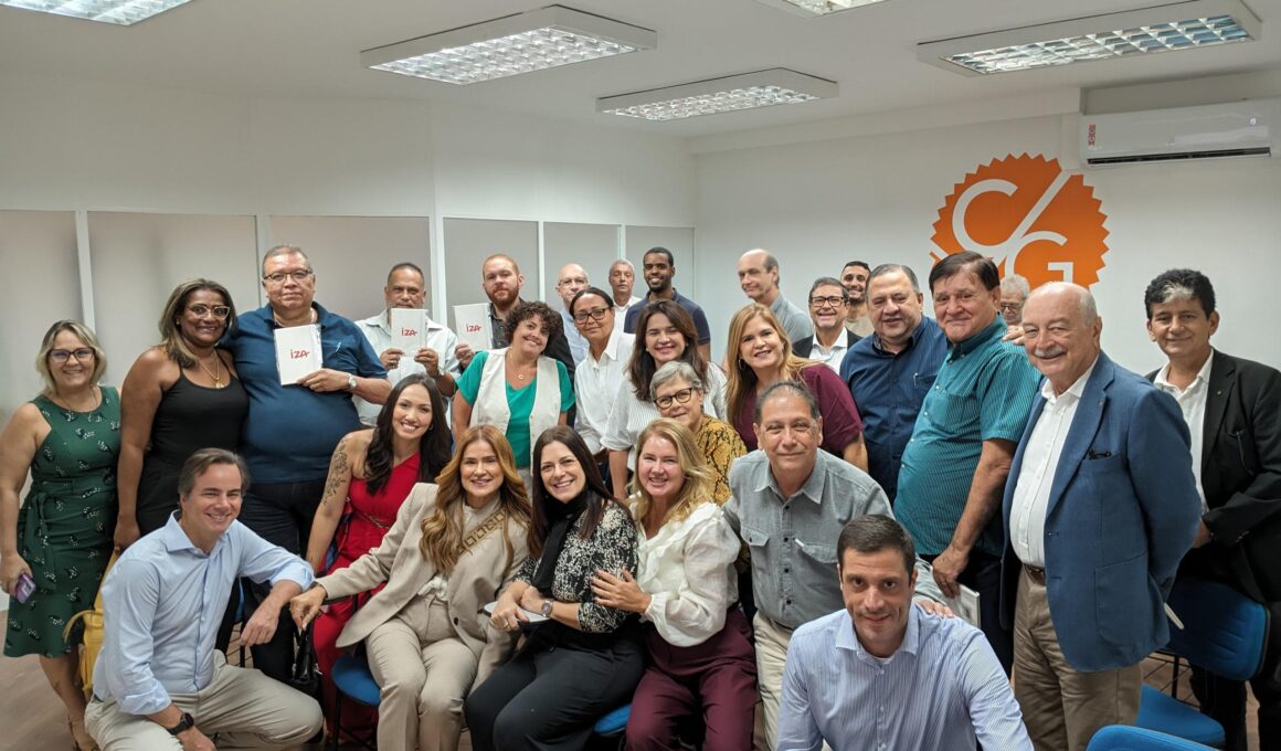 Diretoria do CVG-RJ, equipe IZA Seguradora e participantes do evento / Foto: Divulgação (foto em anexo)