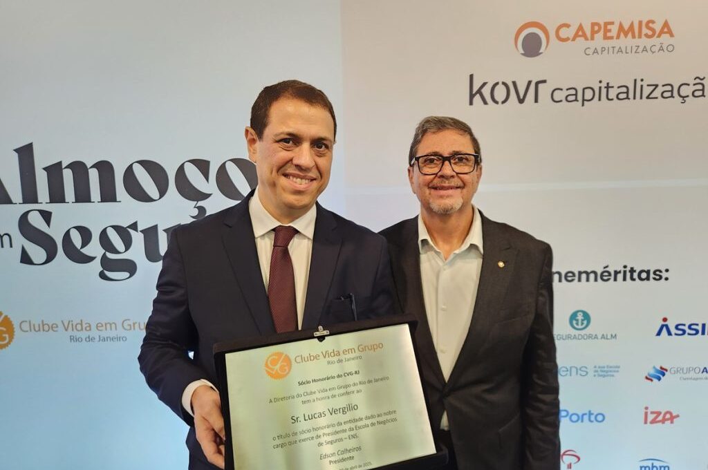 Marcelo Rocha (ENS) e Edson Calheiros (CVG-RJ) exibem homenagem concedida ao presidente da ENS / Foto: Divulgação