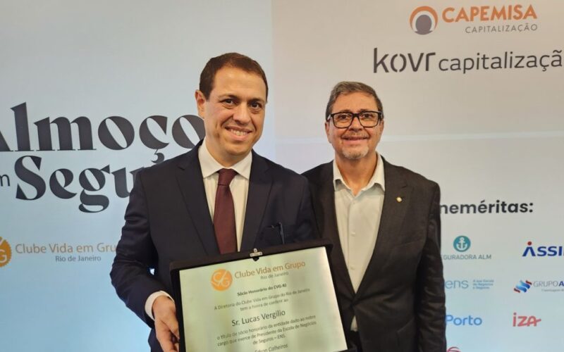 Marcelo Rocha (ENS) e Edson Calheiros (CVG-RJ) exibem homenagem concedida ao presidente da ENS / Foto: Divulgação
