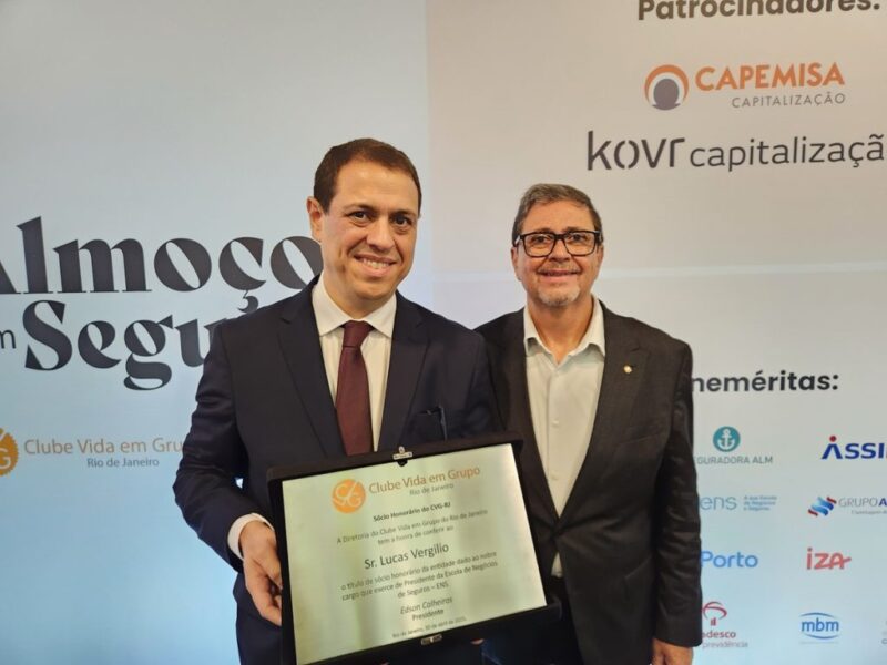 Marcelo Rocha (ENS) e Edson Calheiros (CVG-RJ) exibem homenagem concedida ao presidente da ENS / Foto: Divulgação