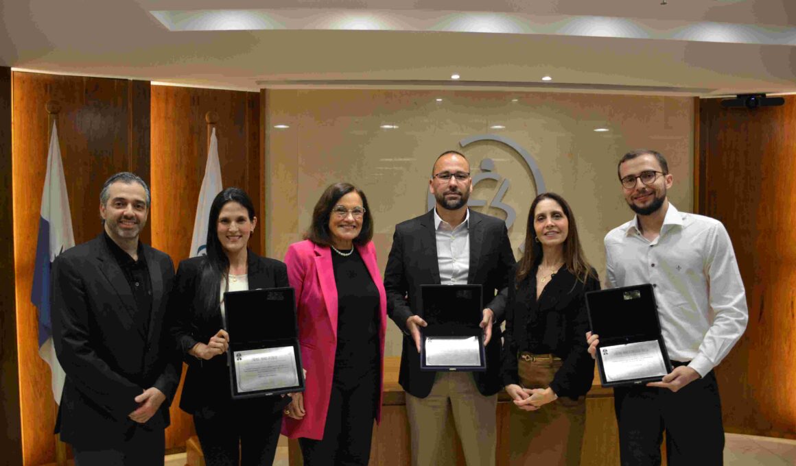 Os três premiados da noite ao lado dos dirigentes da ENS / Foto: Divulgação