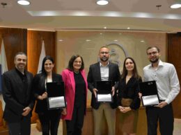 Os três premiados da noite ao lado dos dirigentes da ENS / Foto: Divulgação