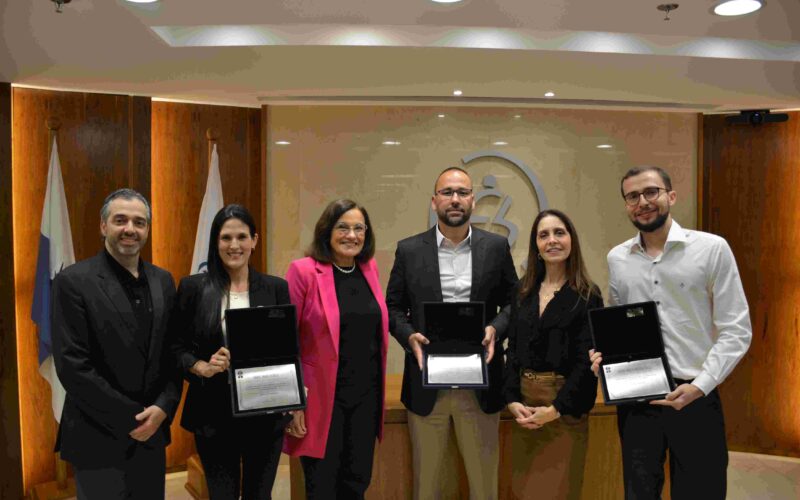 Os três premiados da noite ao lado dos dirigentes da ENS / Foto: Divulgação