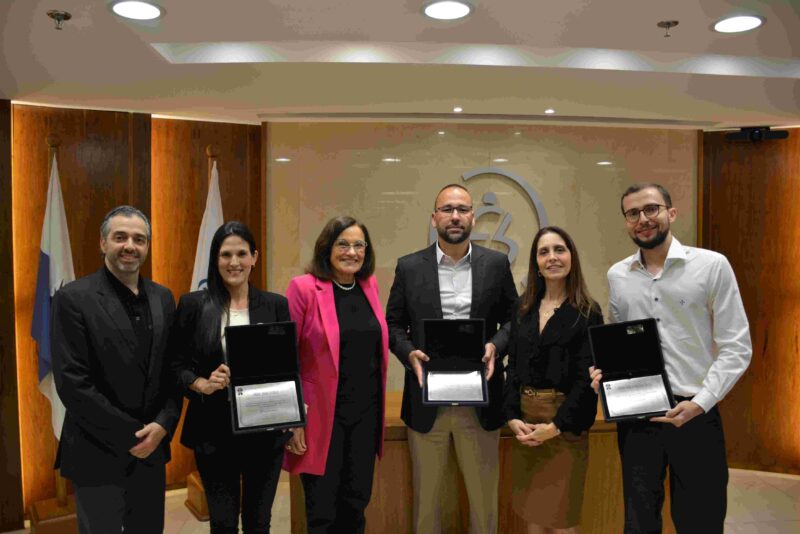 Os três premiados da noite ao lado dos dirigentes da ENS / Foto: Divulgação