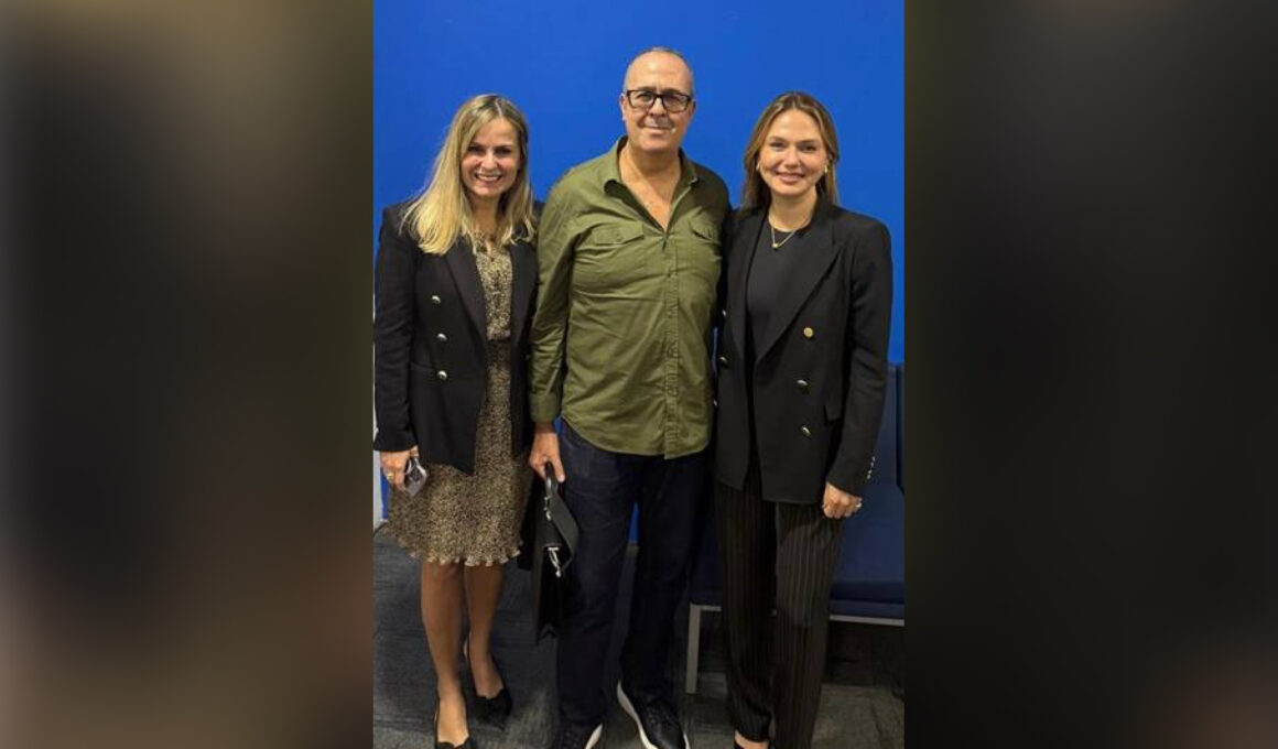 Denise Carvalho, diretora comercial Saúde & Odonto da SulAmérica (E); César Braga, 1º Secretário da Aconseg-RJ; e Raquel Reis, CEO de Saúde & Odonto da SulAmérica / Foto: Divulgação