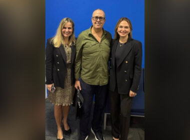Denise Carvalho, diretora comercial Saúde & Odonto da SulAmérica (E); César Braga, 1º Secretário da Aconseg-RJ; e Raquel Reis, CEO de Saúde & Odonto da SulAmérica / Foto: Divulgação