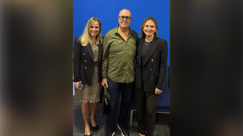 Denise Carvalho, diretora comercial Saúde & Odonto da SulAmérica (E); César Braga, 1º Secretário da Aconseg-RJ; e Raquel Reis, CEO de Saúde & Odonto da SulAmérica / Foto: Divulgação
