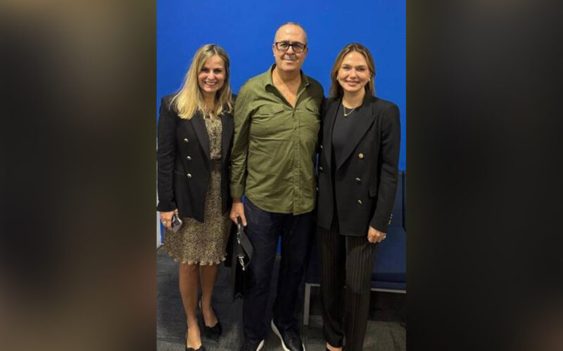 Denise Carvalho, diretora comercial Saúde & Odonto da SulAmérica (E); César Braga, 1º Secretário da Aconseg-RJ; e Raquel Reis, CEO de Saúde & Odonto da SulAmérica / Foto: Divulgação