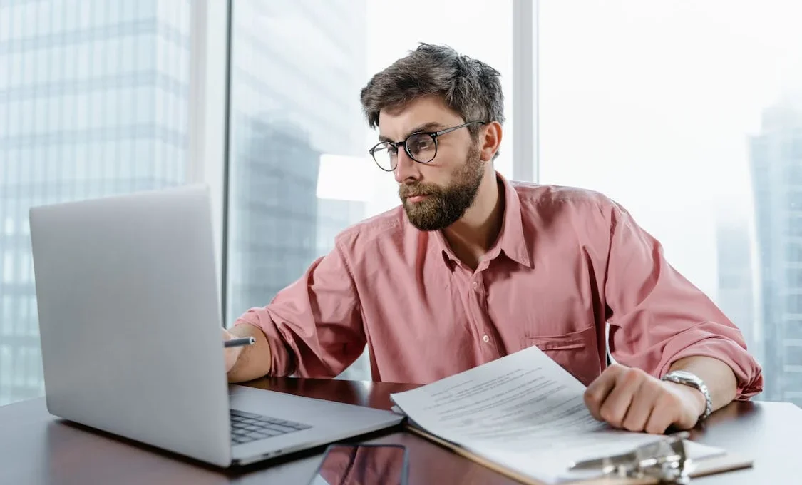 Como contratos inteligentes estão transformando o setor financeiro digital? / Foto: Tima Miroshnichenko / Unsplash