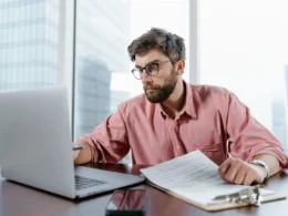 Como contratos inteligentes estão transformando o setor financeiro digital? / Foto: Tima Miroshnichenko / Unsplash