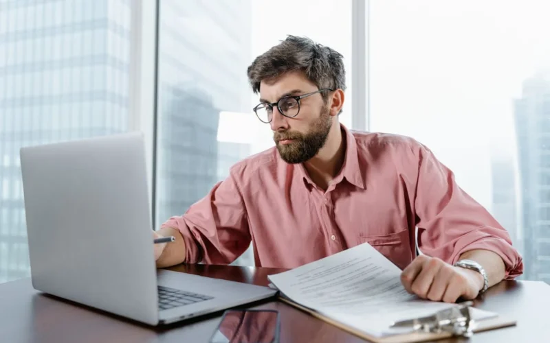 Como contratos inteligentes estão transformando o setor financeiro digital? / Foto: Tima Miroshnichenko / Unsplash