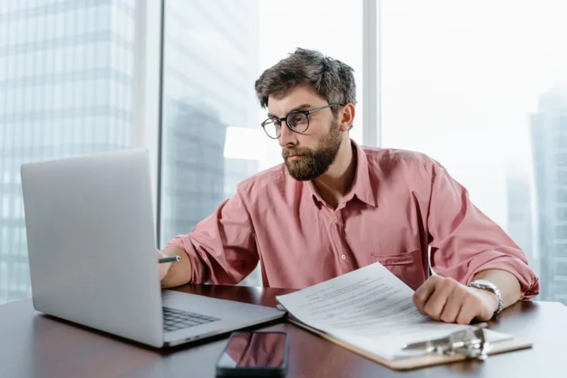 Como contratos inteligentes estão transformando o setor financeiro digital? / Foto: Tima Miroshnichenko / Unsplash