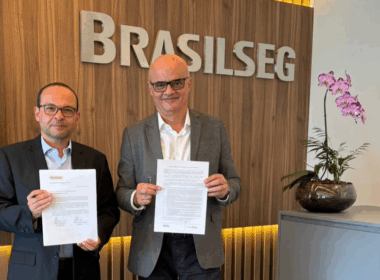 Glaucio Nery Henrique, Diretor de Riscos e Controles Internos da Brasilseg, à esquerda, e Amauri Vasconcelos, presidente da companhia, à direita / Foto: Divulgação