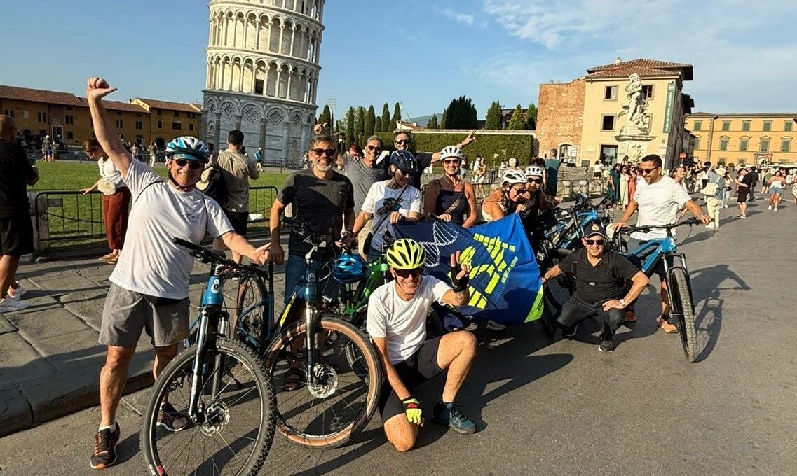 Foto: Luiz Morales (à frente, mão levantada na 1ª foto) se reúne com o grupo de ciclistas em Pisa.