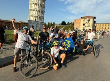 Foto: Luiz Morales (à frente, mão levantada na 1ª foto) se reúne com o grupo de ciclistas em Pisa.