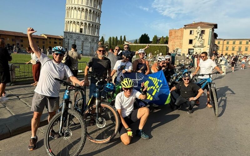 Foto: Luiz Morales (à frente, mão levantada na 1ª foto) se reúne com o grupo de ciclistas em Pisa.