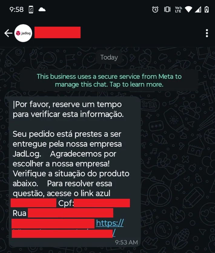 Exemplo de mensagem fraudulenta no WhatsApp, em que golpistas usam o nome e logo da Jadlog para exigir uma “taxa” fictícia de entrega. Na mensagem, enviada de um número business falso, constam dados reais da vítima (nome, CPF, endereço) e um link que leva a um site clonando páginas oficiais, induzindo o pagamento via PIX / Reprodução
