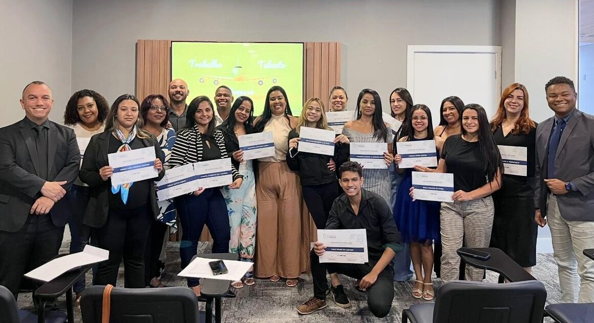 Participantes da turma mais recente da Academia de Vendas com os coordenadores do projeto / Foto: Divulgação