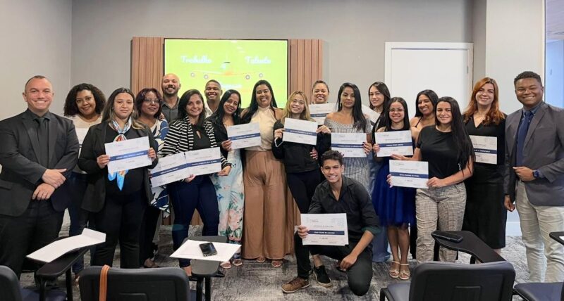 Participantes da turma mais recente da Academia de Vendas com os coordenadores do projeto / Foto: Divulgação
