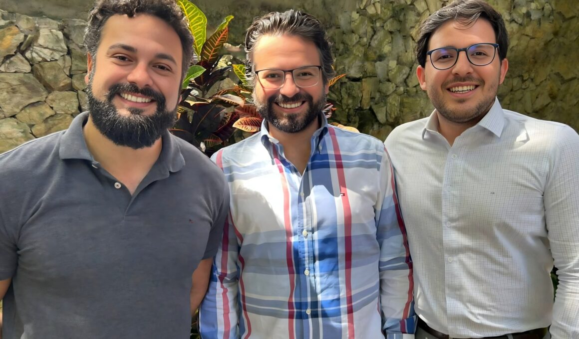 Foto Divulgação: sócios da ACG Home Care Ibirapuera, Dr. Henrique Maron, Dr. Fernando Gonçalves, e o administrador João Destro