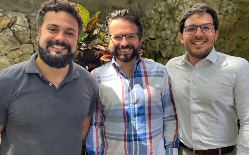 Foto Divulgação: sócios da ACG Home Care Ibirapuera, Dr. Henrique Maron, Dr. Fernando Gonçalves, e o administrador João Destro