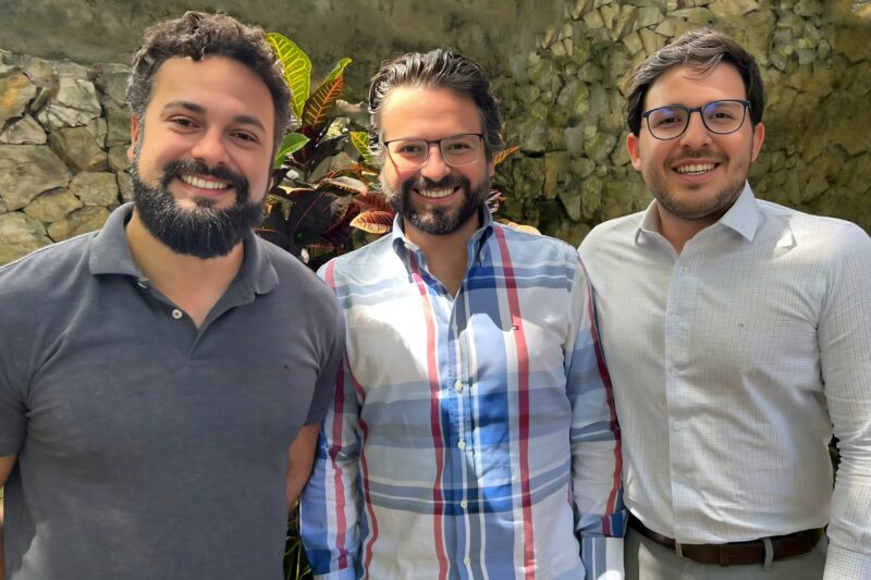 Foto Divulgação: sócios da ACG Home Care Ibirapuera, Dr. Henrique Maron, Dr. Fernando Gonçalves, e o administrador João Destro
