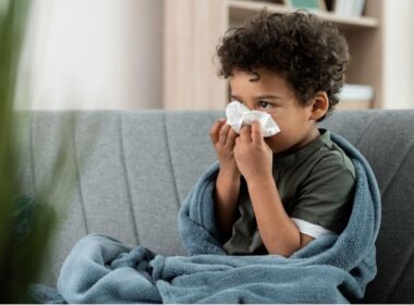 Nessa época do ano, é comum o aumento de casos de resfriados, gripes, bronquiolite, pneumonia, otites e crises de asma. Crédito: ShutterStock