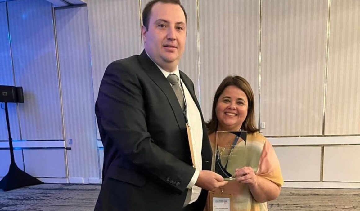 Representando o Bmg na cerimônia, Luciana Buchmann Freire, diretora jurídica, e Eduardo Fiorucci, superintendente jurídico, receberam o prêmio em nome de todo o time.
