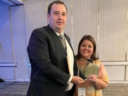 Representando o Bmg na cerimônia, Luciana Buchmann Freire, diretora jurídica, e Eduardo Fiorucci, superintendente jurídico, receberam o prêmio em nome de todo o time.