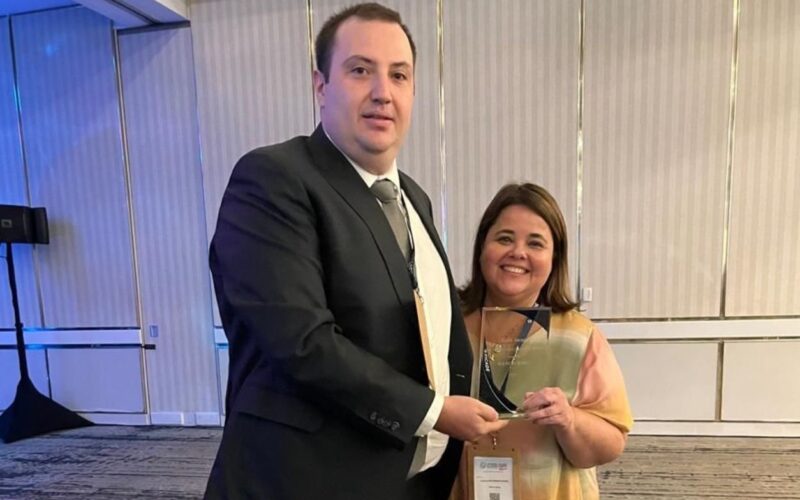 Representando o Bmg na cerimônia, Luciana Buchmann Freire, diretora jurídica, e Eduardo Fiorucci, superintendente jurídico, receberam o prêmio em nome de todo o time.