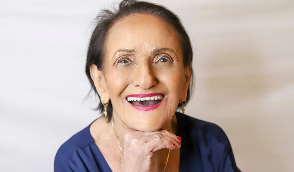 Com mais de 10 milhões de seguidores, a ‘Vó da Pomba’ mostra que o bom humor pode transformar o cuidado com o Alzheimer Créditos: Divulgação