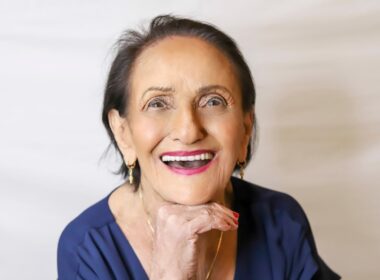 Com mais de 10 milhões de seguidores, a ‘Vó da Pomba’ mostra que o bom humor pode transformar o cuidado com o Alzheimer Créditos: Divulgação