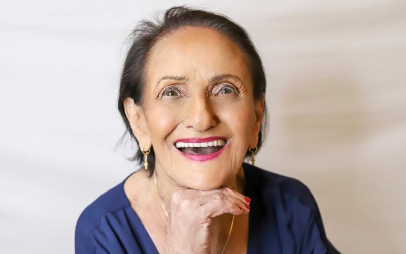 Com mais de 10 milhões de seguidores, a ‘Vó da Pomba’ mostra que o bom humor pode transformar o cuidado com o Alzheimer Créditos: Divulgação