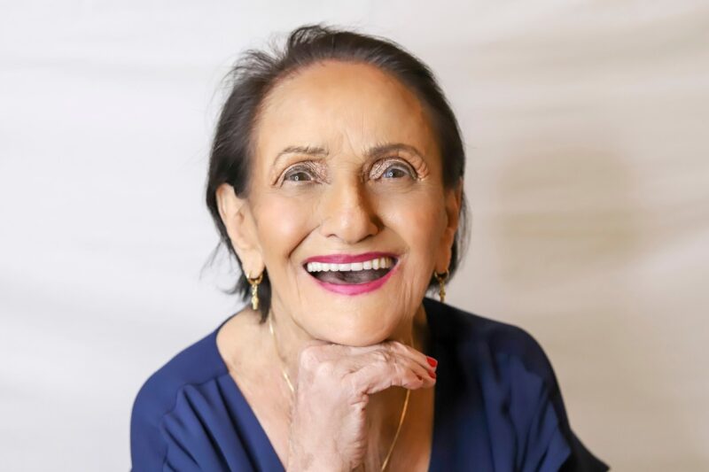 Com mais de 10 milhões de seguidores, a ‘Vó da Pomba’ mostra que o bom humor pode transformar o cuidado com o Alzheimer Créditos: Divulgação