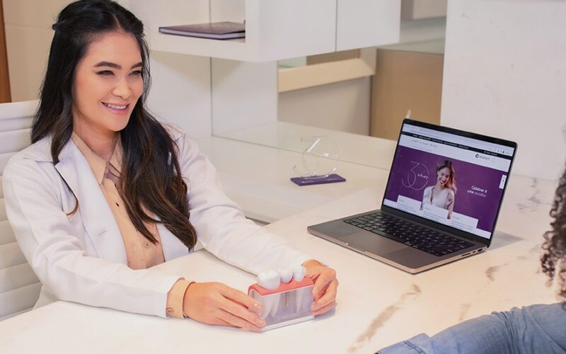 Benefícios dos implantes vão além da estética. A fala, a mastigação eficiente e até a autoestima são impactadas positivamente Créditos: Divulgação / Grupo Straumann