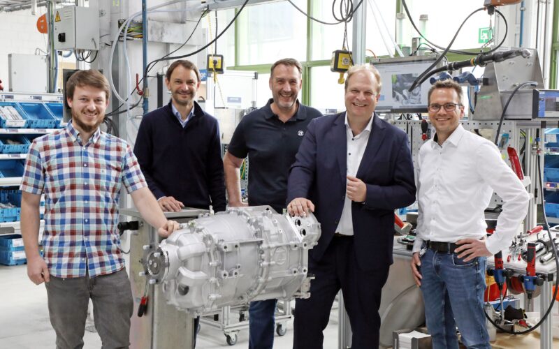 Marco histórico na ZF: Jochen Witzig, Head da fábrica de Friedrichshafen, Alemanha. (segundo da direita para a esquerda), ao lado da equipe responsável pelo lançamento, aplicação em série e produção