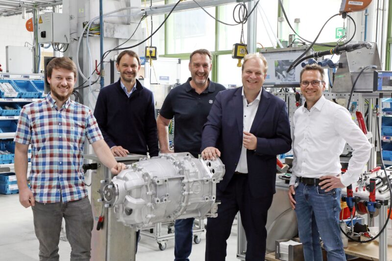 Marco histórico na ZF: Jochen Witzig, Head da fábrica de Friedrichshafen, Alemanha. (segundo da direita para a esquerda), ao lado da equipe responsável pelo lançamento, aplicação em série e produção